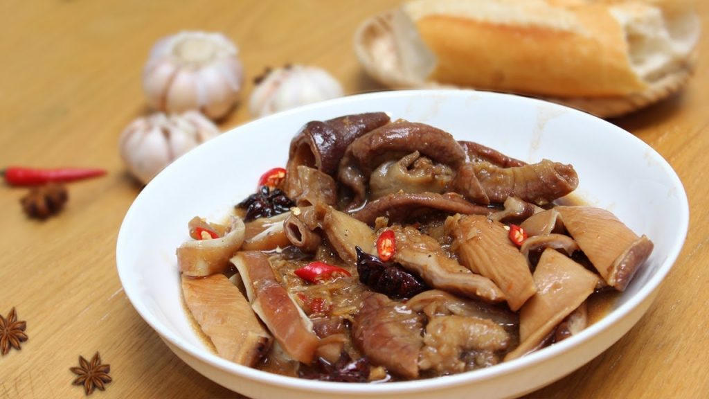 Phá lấu theo âm Hán Việt là là “Đả Lỗ” (đả nghĩa là kho mặn, lỗ nghĩa là ướp mặn), một món ăn có nguồn gốc từ Trung Hoa.