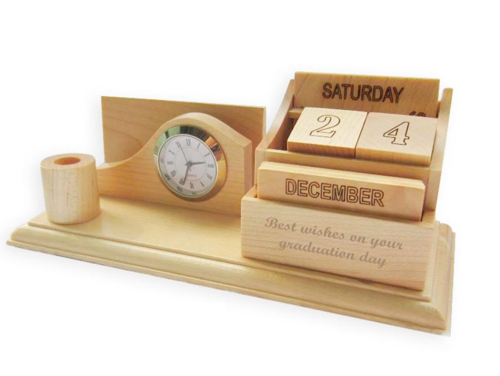 Đồng hồ gỗ để bàn cũng là món quà tri ân nhân viên của công ty